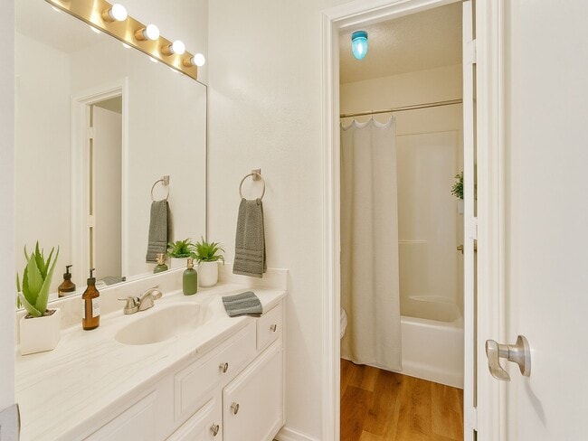 Building Photo - 3BR SFR w/ Garage & Fenced Yard in Fort Worth