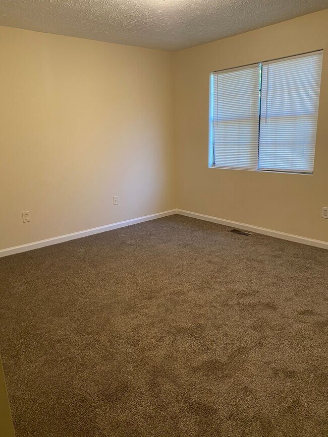 Building Photo - 2077 Lenoa Ln