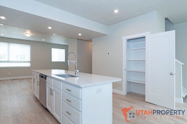 Building Photo - 995 W 360 S