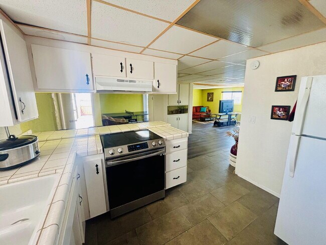 Building Photo - 4 bedrooms, 2 kitchens, 2.5 bathrooms, lau...