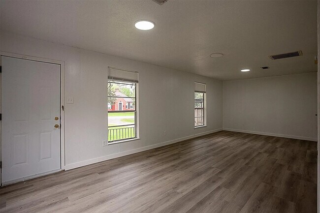 Building Photo - 565 25th St