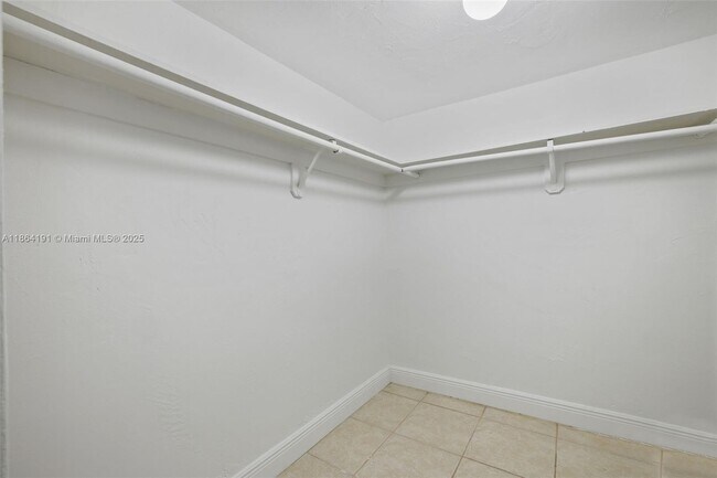 Building Photo - 6900 N Kendall Dr