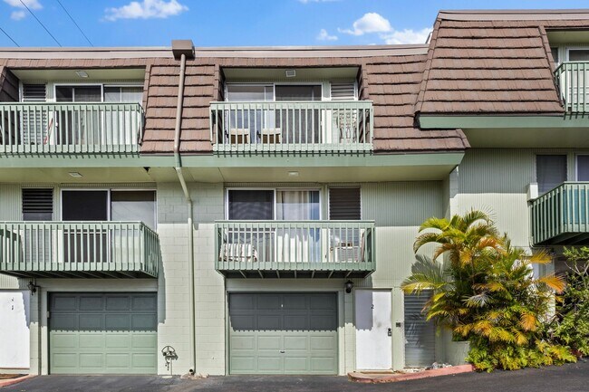 Building Photo - Spacious 3-Bedroom Townhome Across from Pearlridge – Available April 5
