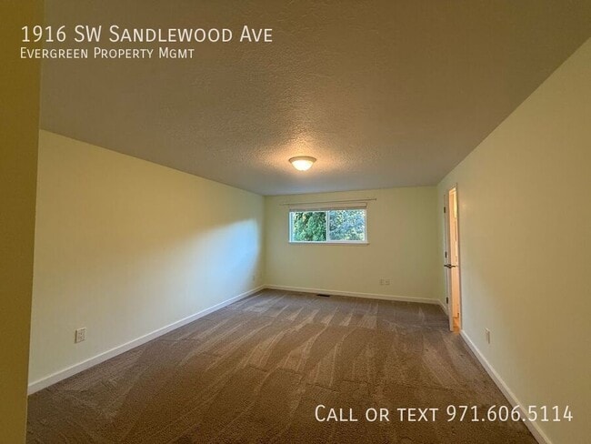 Building Photo - 1916 SW Sandlewood Ave