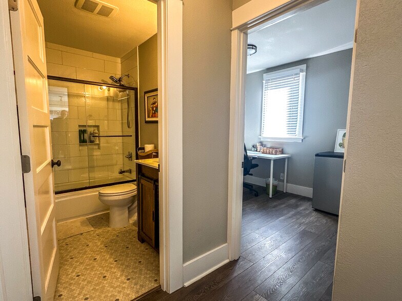 Building Photo - 5530 N Haight Ave