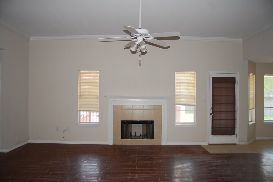 Building Photo - 17336 Meadowbrook Dr