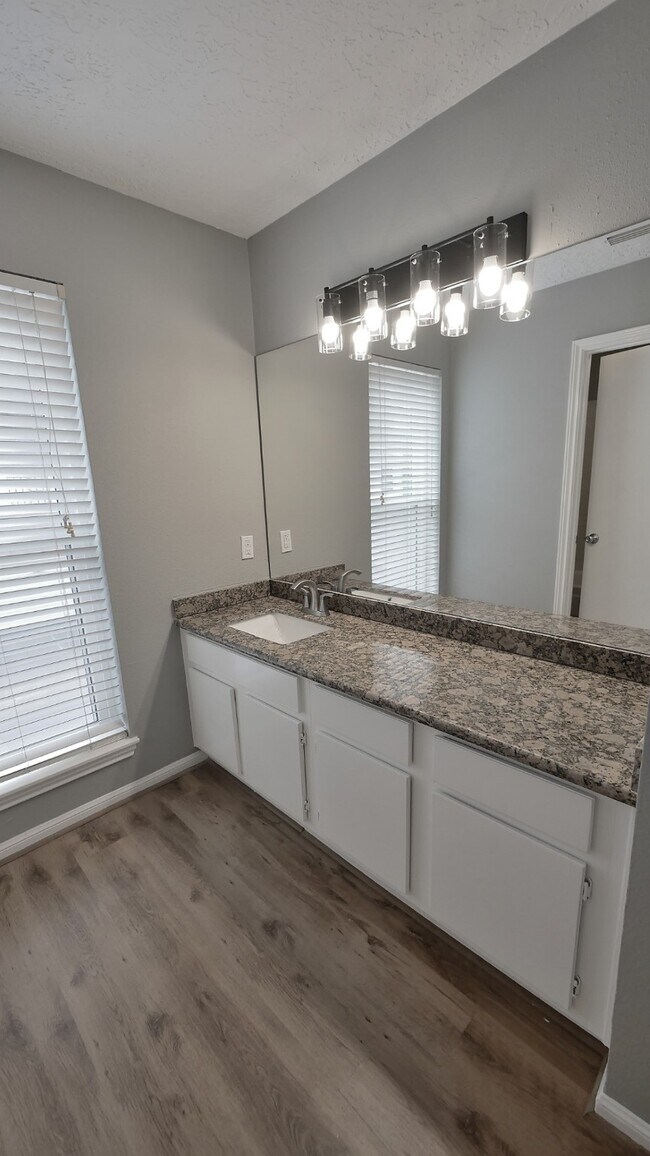 Building Photo - 800 Country Pl Dr