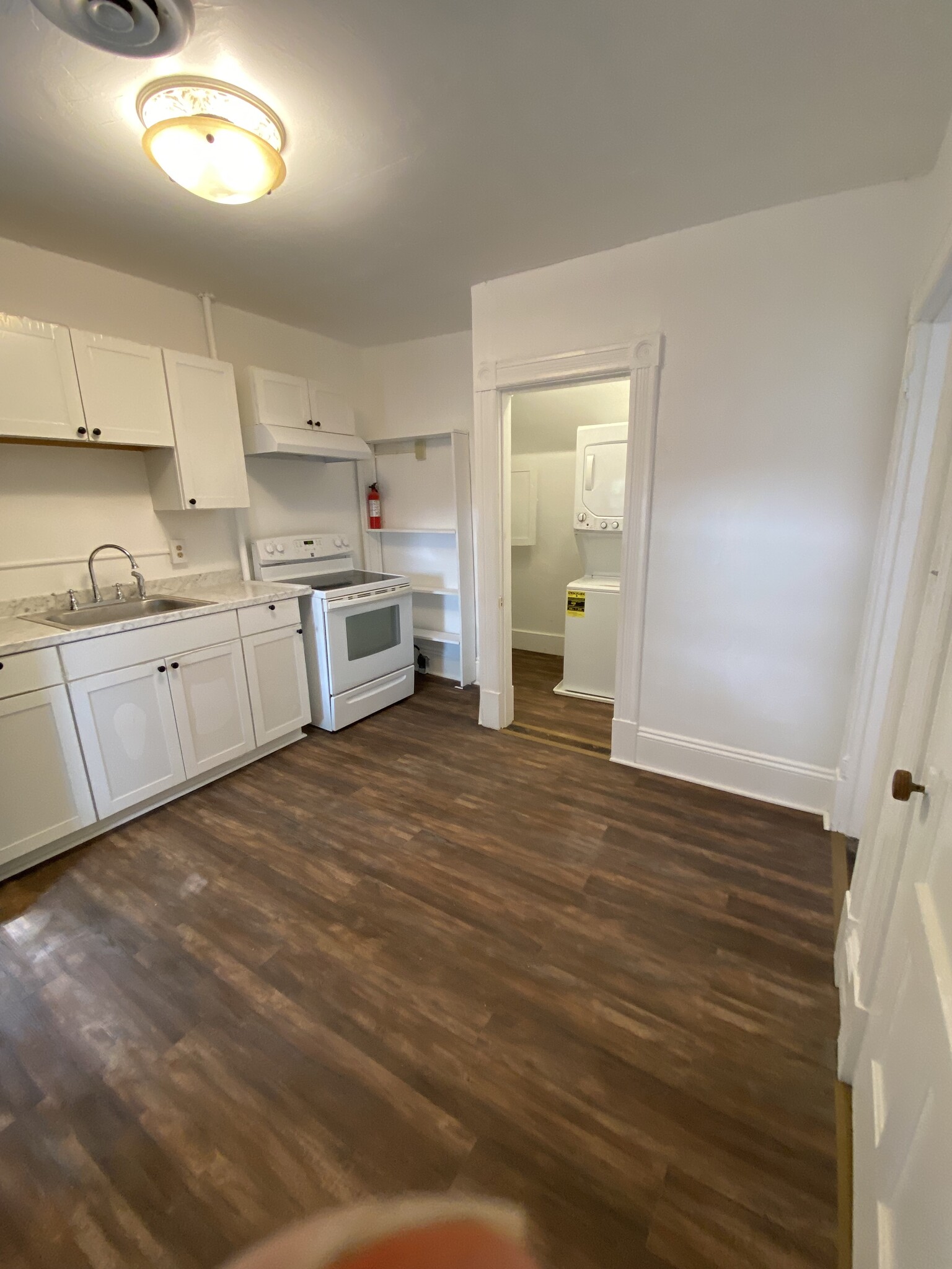 Large kitchen with laundry storage - 56 King St