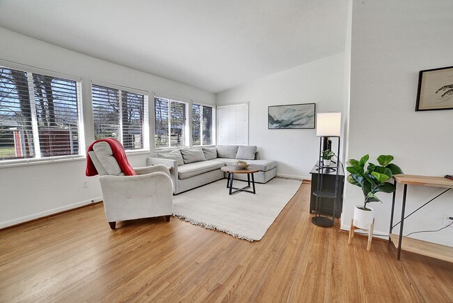 Building Photo - 204 Woodside Dr