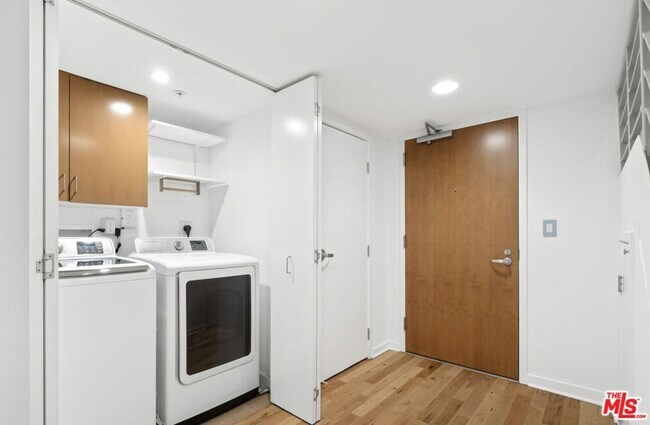 Building Photo - 13700 Marina Pointe Dr
