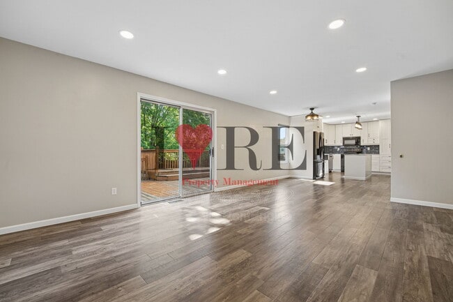 Building Photo - 3048 Hollybank Rd