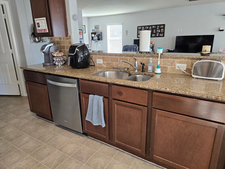 Kitchen - old flooring - 10116 Deer Chase Trl