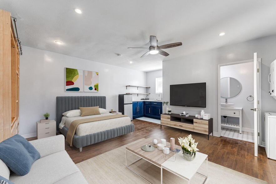 Side view w/furniture(not included) - 1344 N Lincoln St