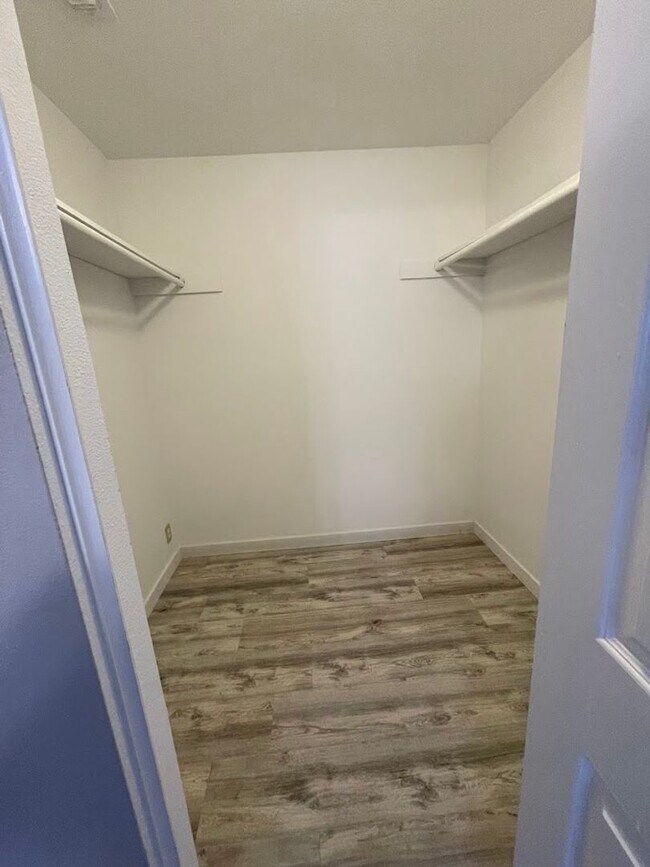 Building Photo - NEW ON MARKET