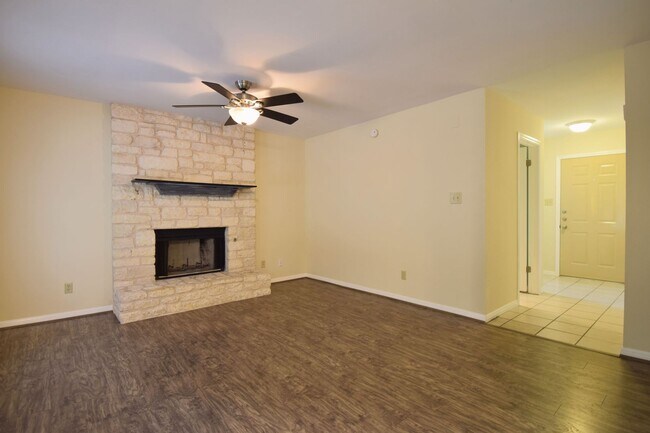 Building Photo - Hart Ln 6489