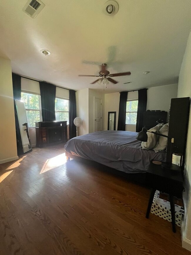 Building Photo - Gorgeous private home in Altavista!