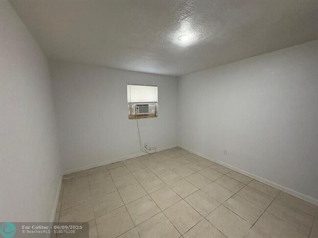 Building Photo - 532 NW 11th Ave
