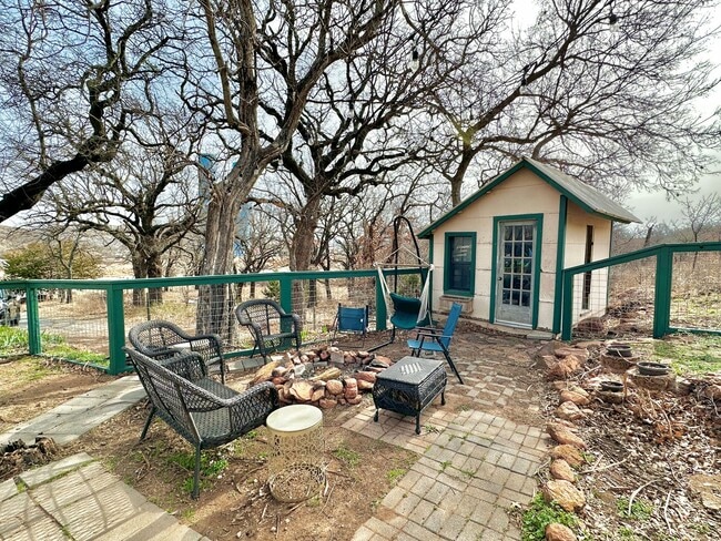 Building Photo - Rustic Charm