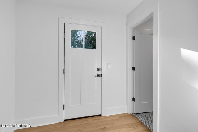 Building Photo - 516 River Rd