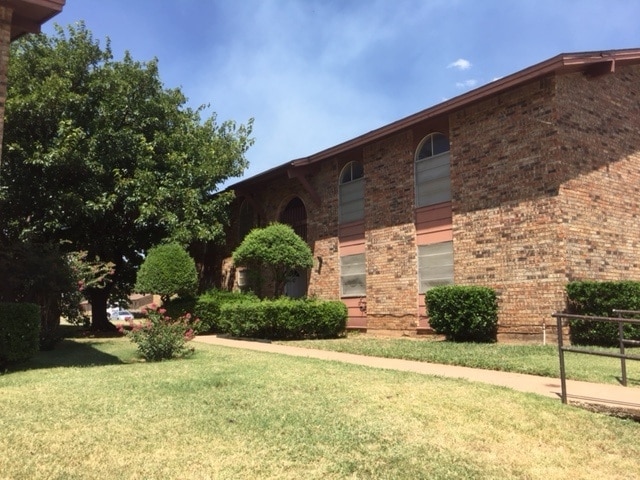 Primary Photo - The Summit Apartments