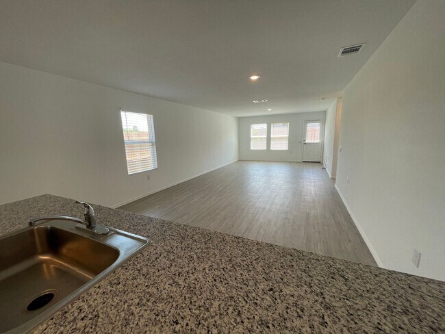 Building Photo - Beautiful 4 bedroom, 2 bathroom Home in Vida near Texas A&M San Antonio!