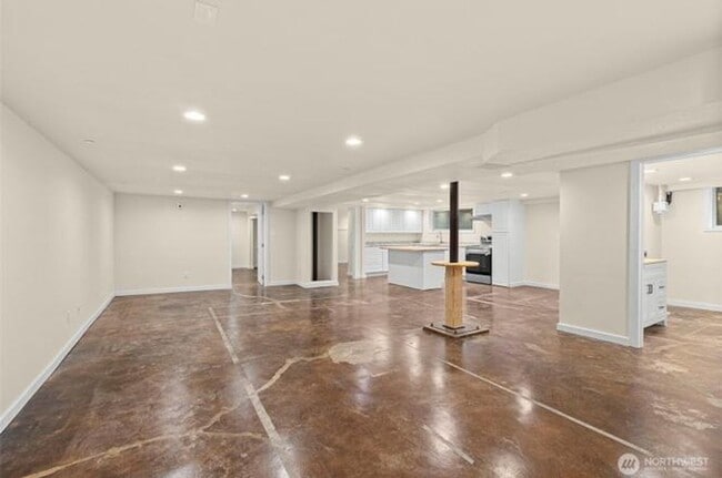 Building Photo - 501 N Oak St