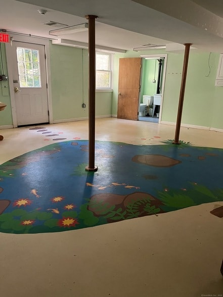 Building Photo - 103 Pequotsepos Rd