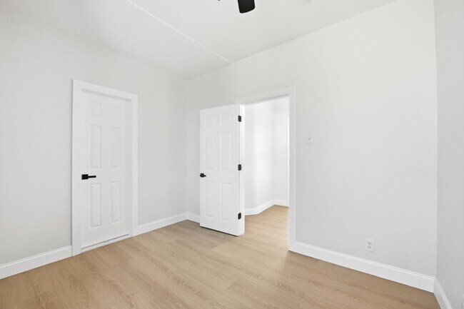 Building Photo - 139 W 51st St