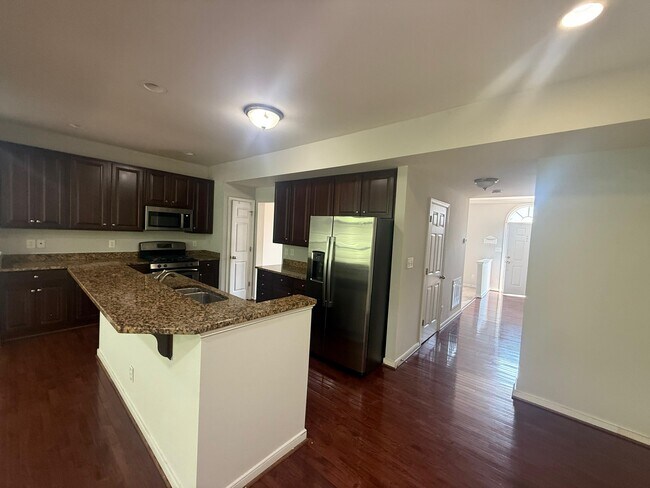 Building Photo - 446 Kingscote Ln