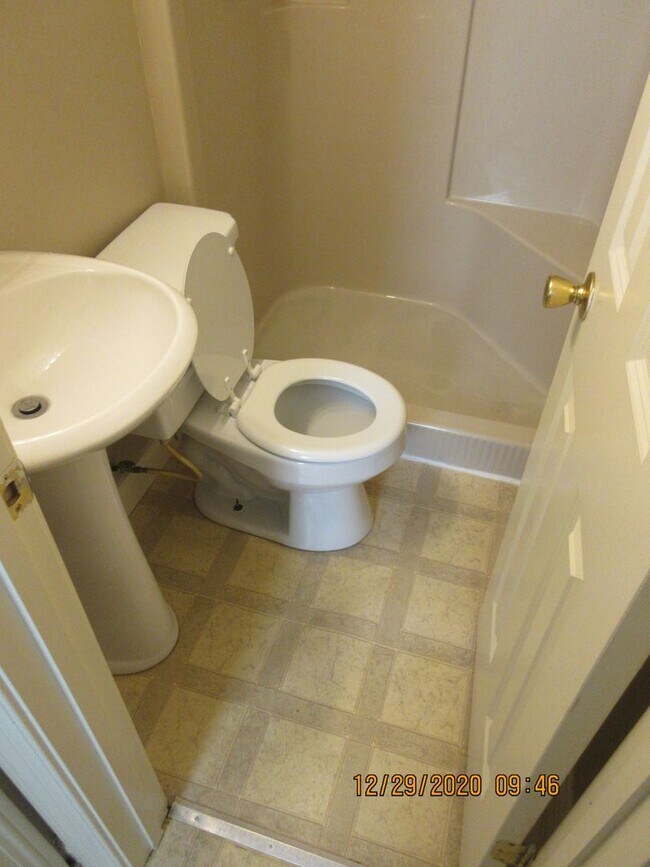 Building Photo - 209 W Dewald St