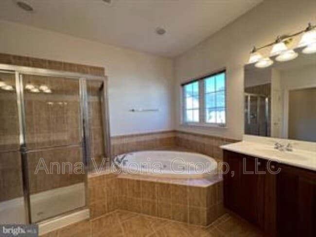 Building Photo - 15808 Buxton Pl
