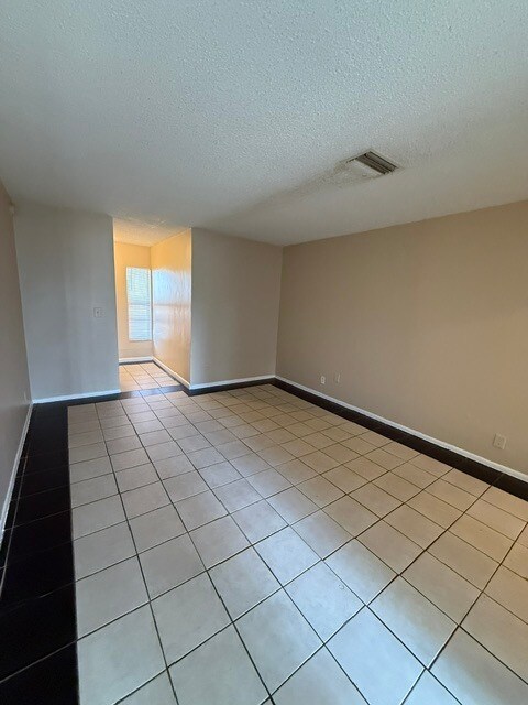 Building Photo - 3907