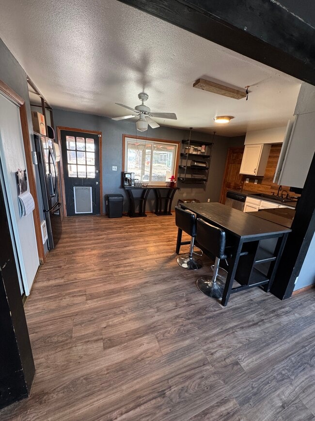 Building Photo - 417 Skyway Dr