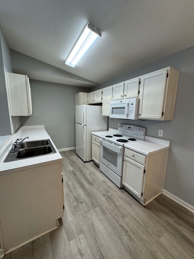 Building Photo - 8546 Hopkins Cir