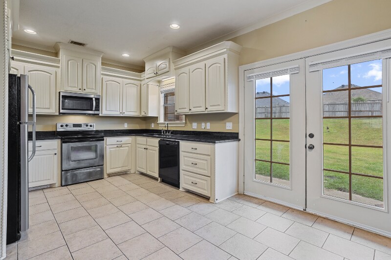 Building Photo - 420 Silver Hill Dr