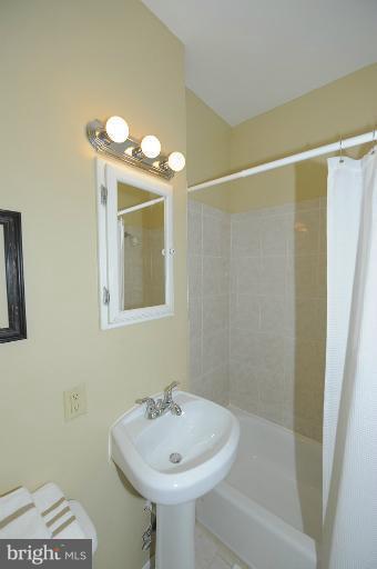 Bath - 1208 1/2 Wylie St NE