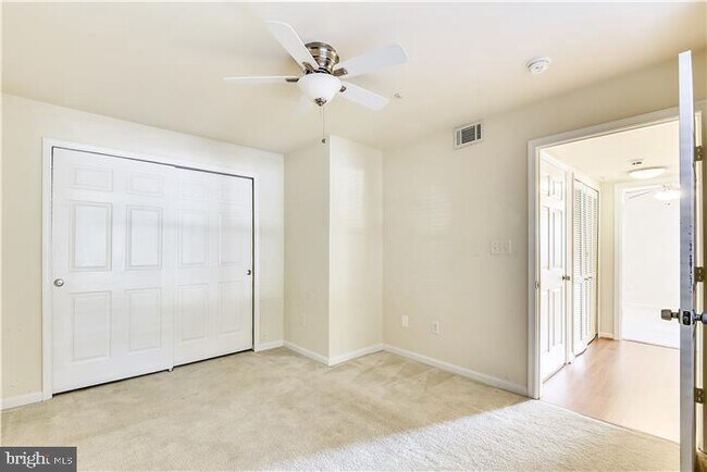 Building Photo - 925 Hillside Lake Terrace