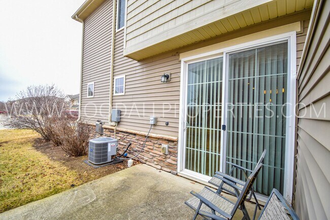 Building Photo - 2 Bedroom 2.5 Bathroom In West Des Moines with 2 car garage attached