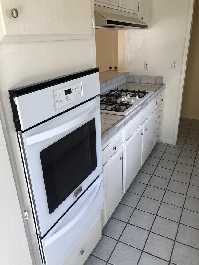 Building Photo - 947-949 Sand Ct