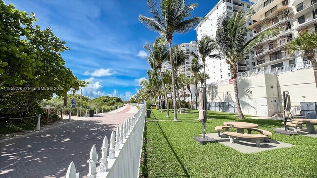 Building Photo - 6061 Collins Ave
