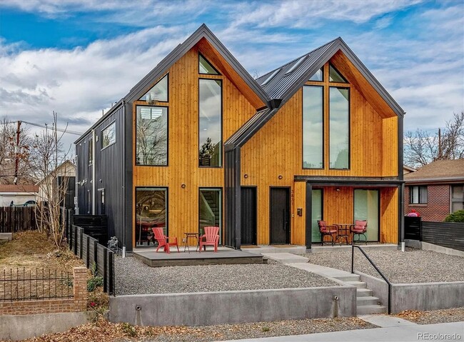 Building Photo - Contemporary Townhome in an Exceptional Su...