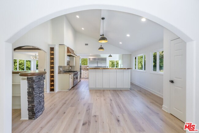 Building Photo - 835 Camino Santos Reyes