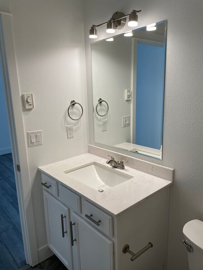 Building Photo - Beautifully Updated 2 Bed / 2.5 Bath Duplex in SW Redmond – Move-In Ready!