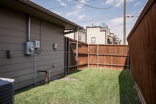 Building Photo - 3005 Allister St
