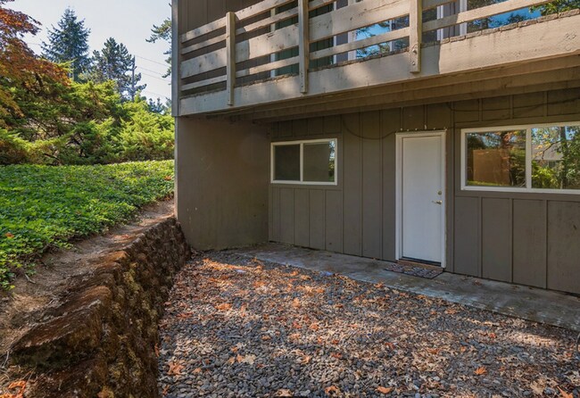 Building Photo - This Lovely 3 Bedroom 2.5 Bath End Unit Co...