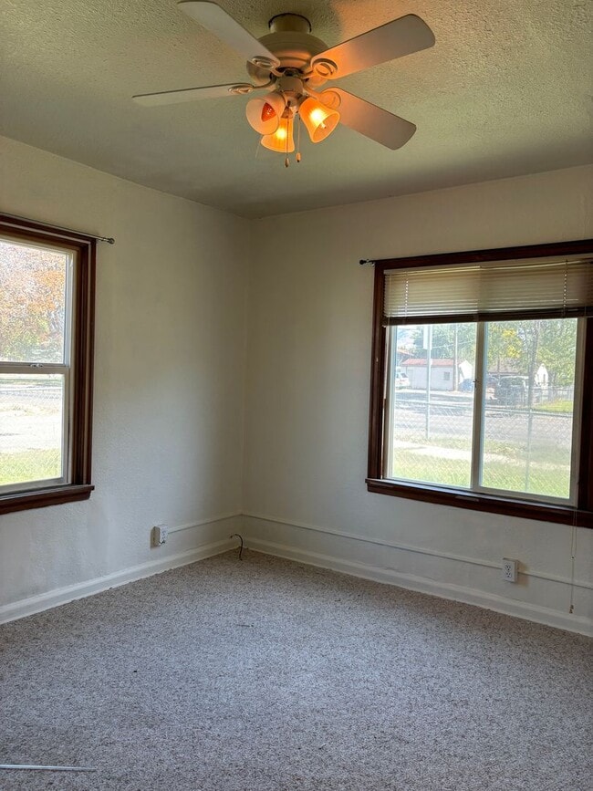 Building Photo - 2BR Pet-Friendly Home w/ Fenced Yard
