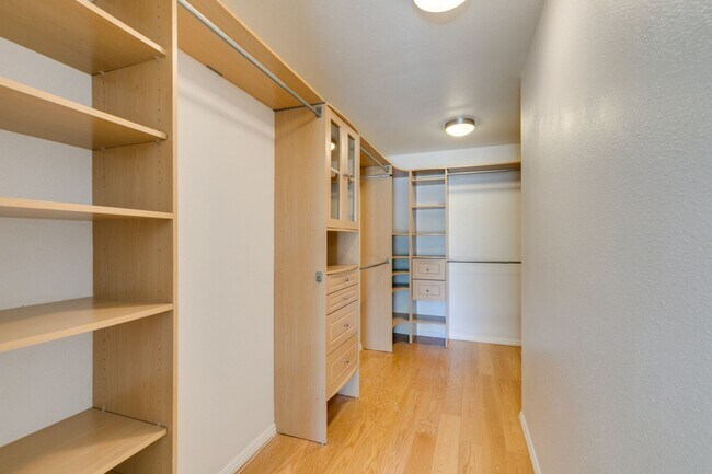 Building Photo - 2 Bedroom Townhome with 2 car attached garage in Henderson