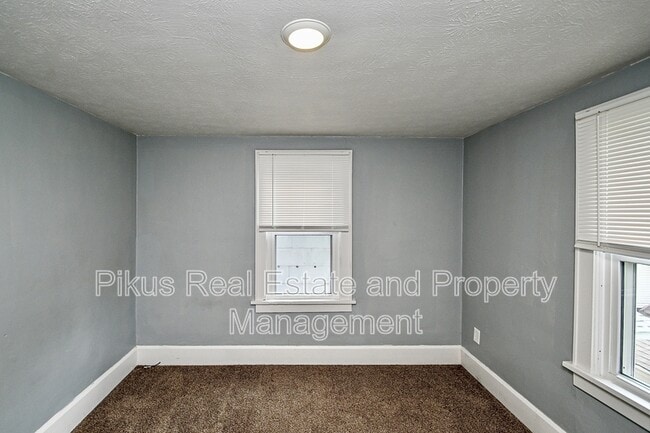 Building Photo - 2912 Grove Pl SW