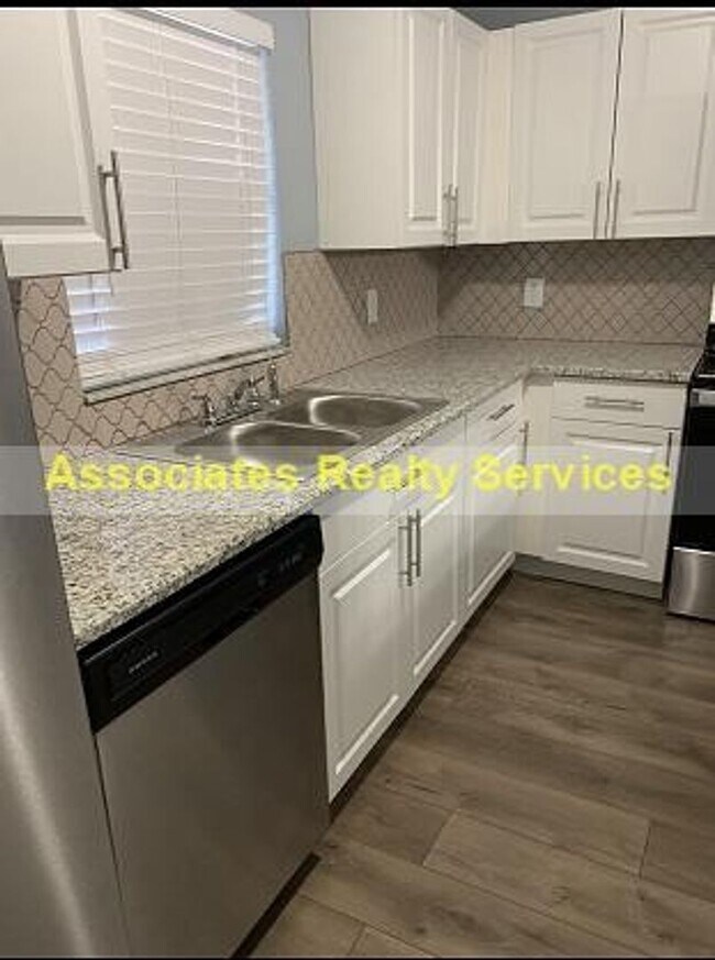 Building Photo - 2 Bed/2.5 bath End Unit Town home!  LOOK !!!