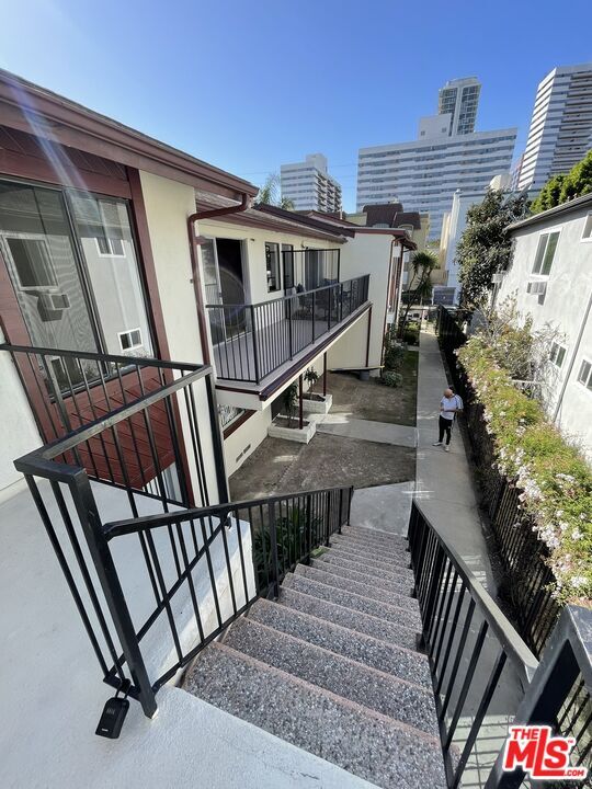 Building Photo - 1252 Barry Ave